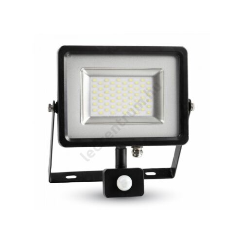 LED reflektor 50W, kültéri, szenzorral, természetes fehér